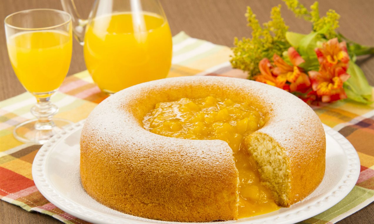 Bolo de Laranja com Geleia de Frutas Amarelas