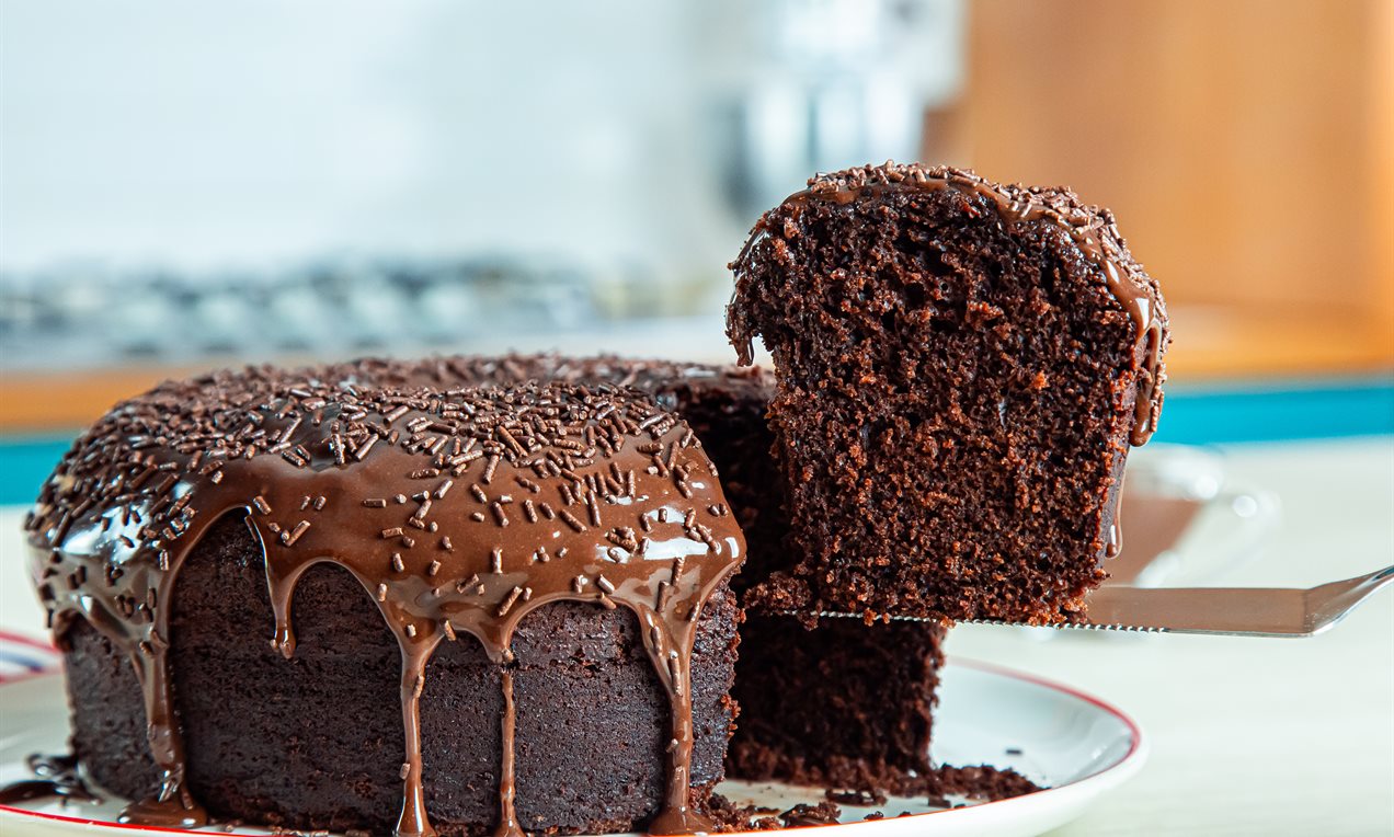 Bolo de Chocolate com Cobertura de Brigadeiro Receita | Dr. Oetker